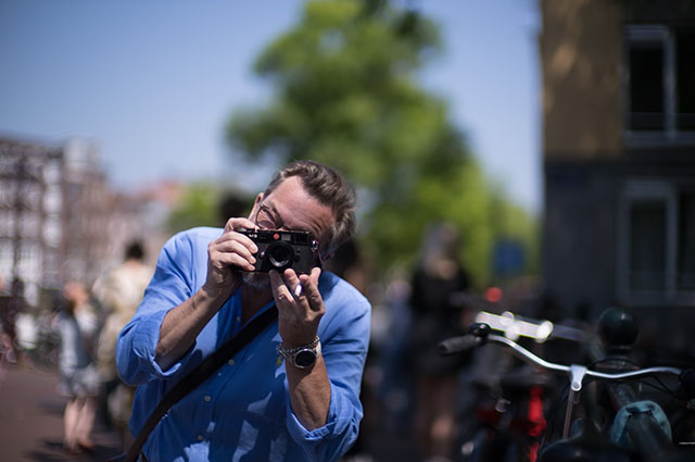Thorsten Overgaard in Amsterdam 2023 with the Leica M9. Photo by Markus Hoppe with Leica M11 with Leica 50mm Noctilux-M ASPH f/0.95 2023.